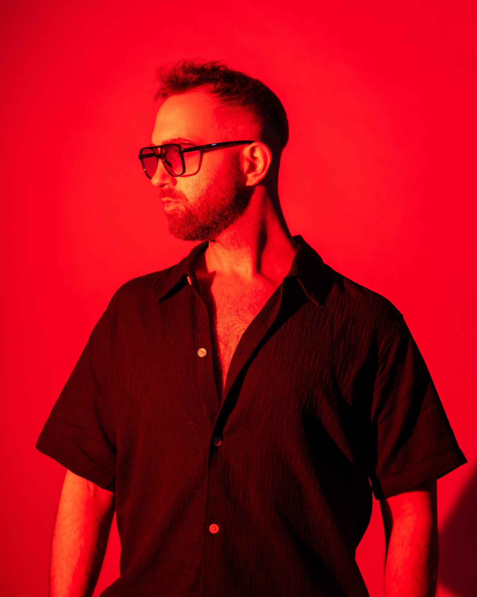 Danny Concannon – Studioportrait in Rot, Hochformat 2