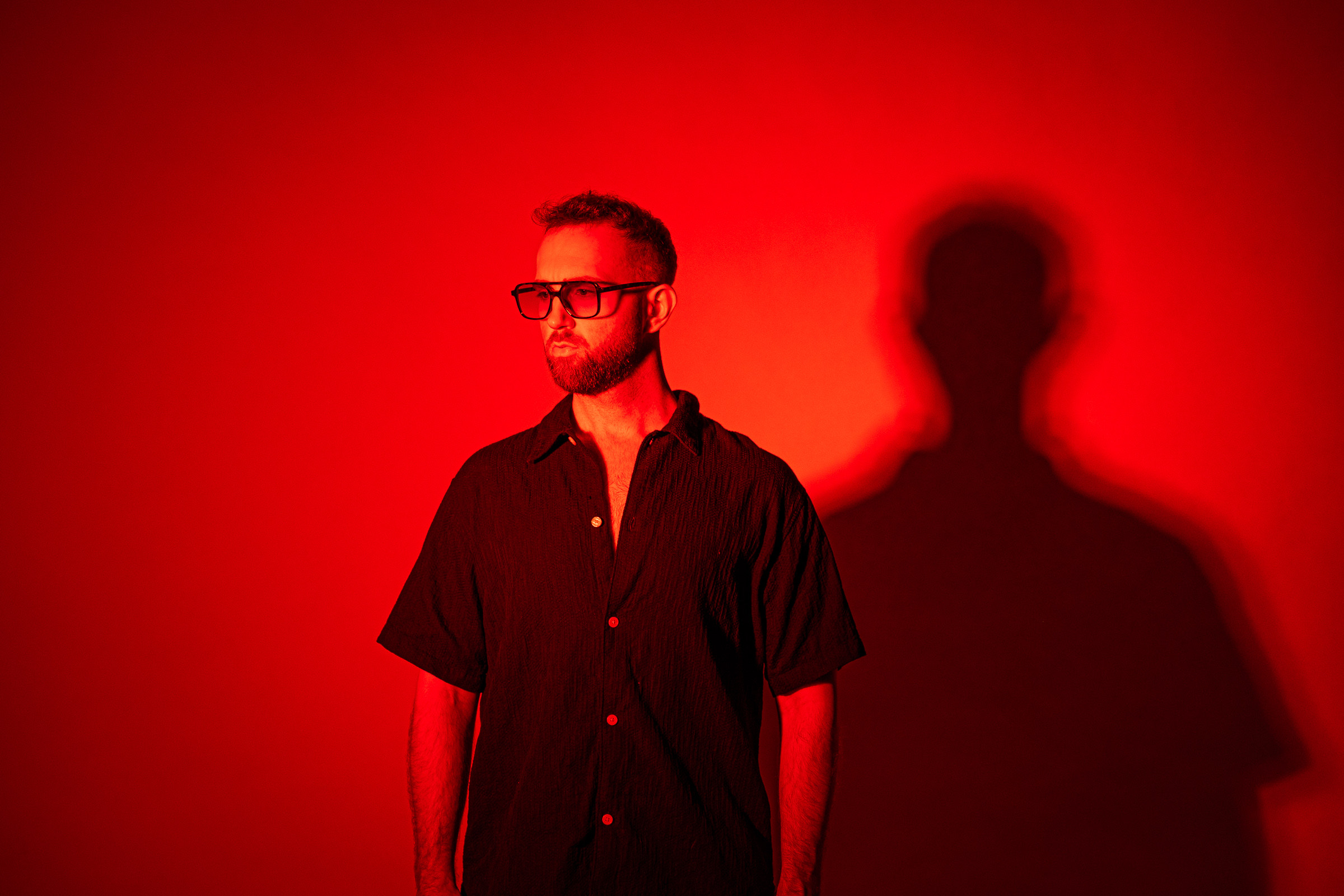 Danny Concannon – Studioportrait in Rot, Querformat