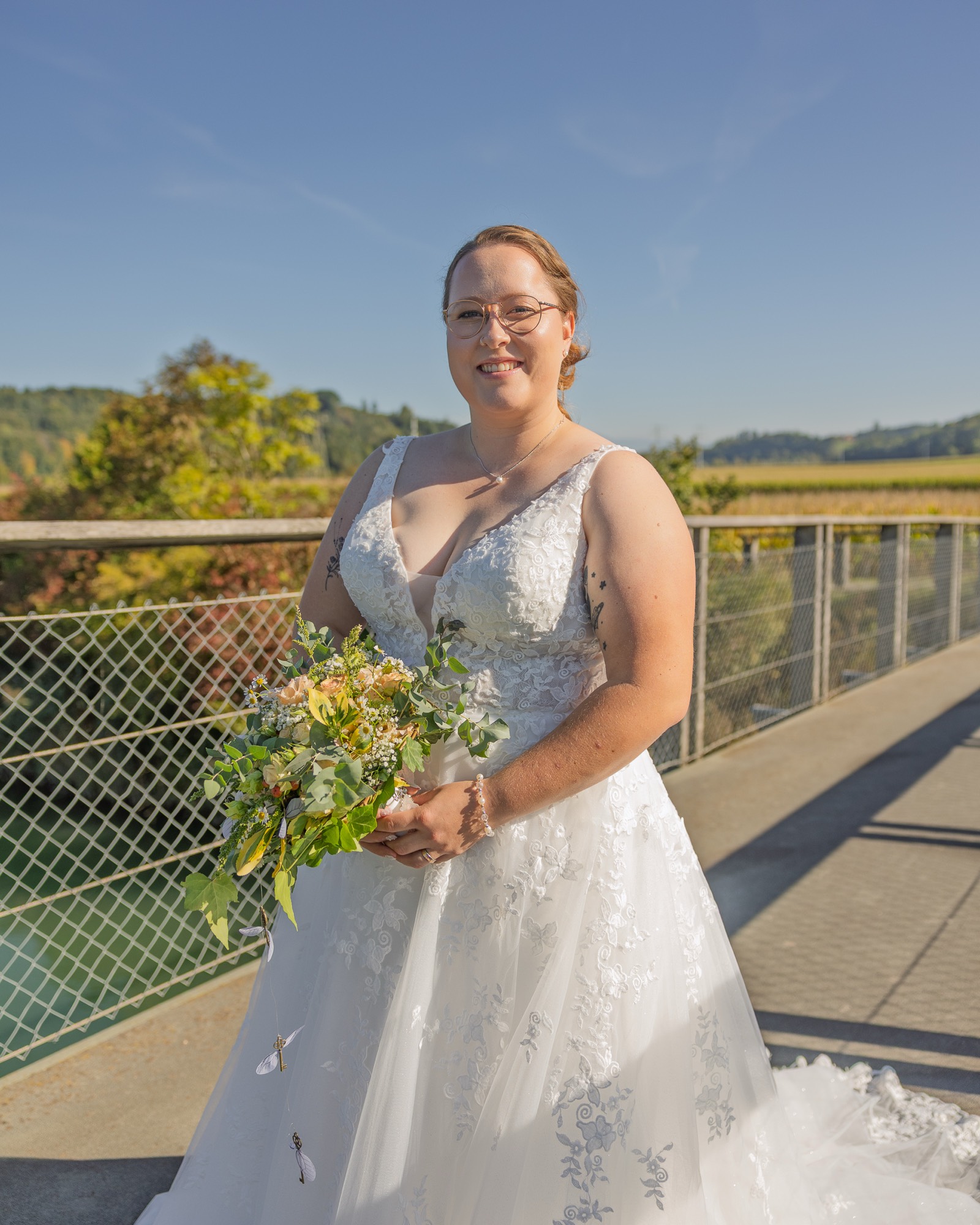 Andrina im Brautkleid mit Brautstrauss auf der Brücke