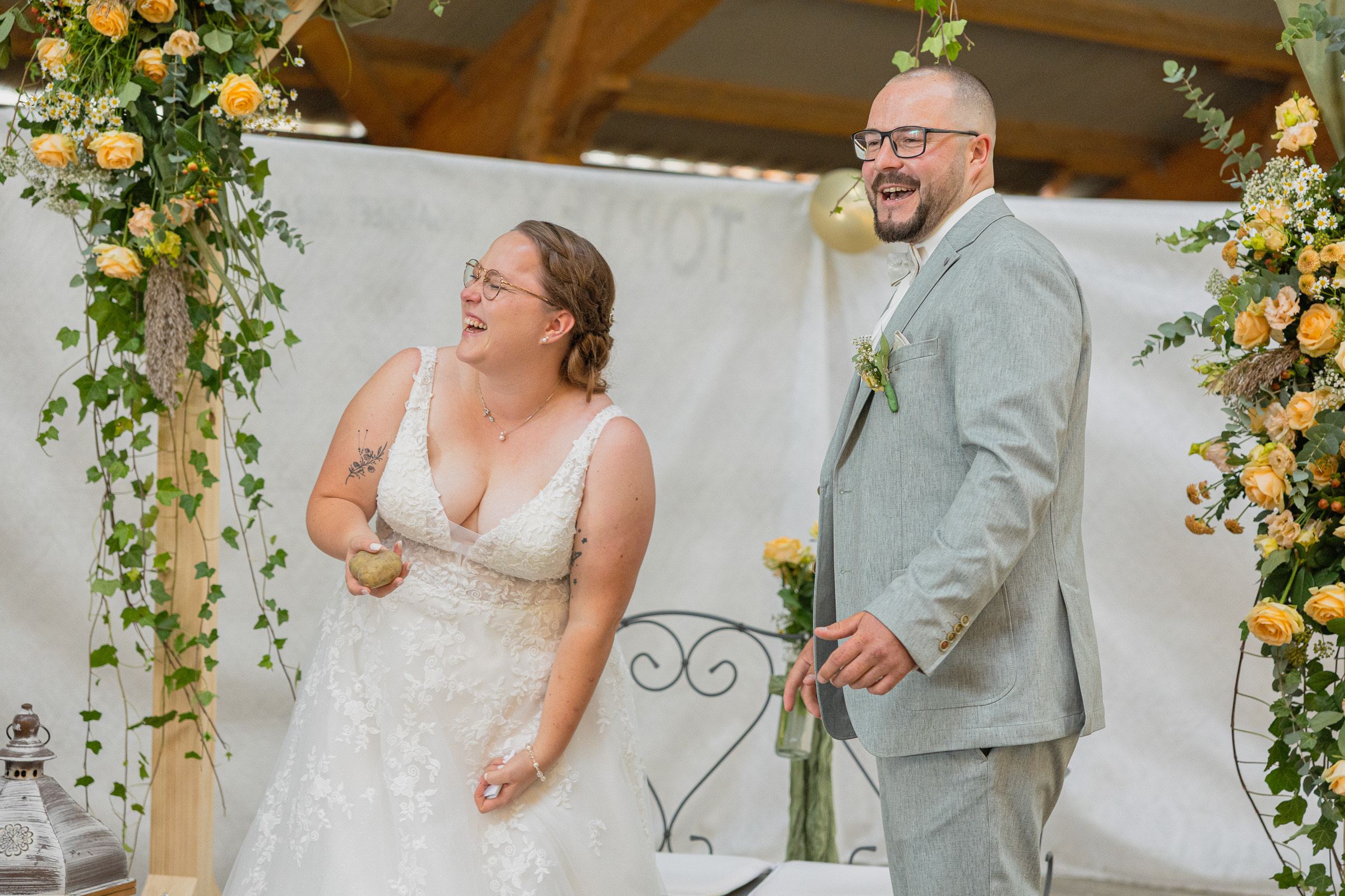 Andrina und Silas lachen während der Trauung