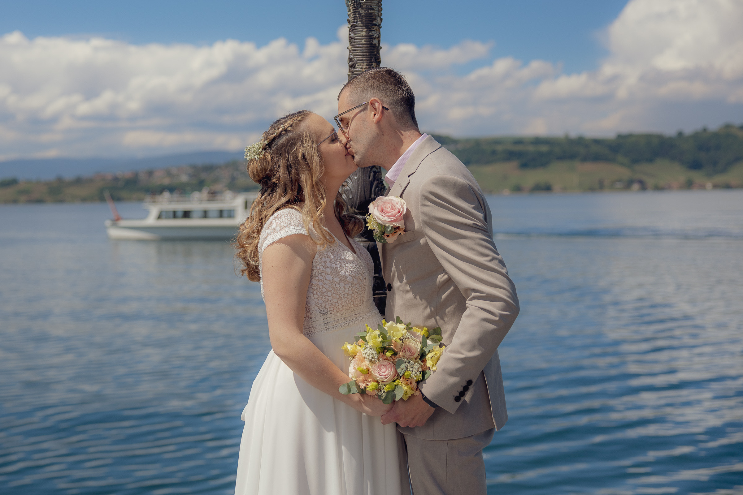 Angela und Lukas küssen sich am Seeufer, Hochzeit im Mai 2026